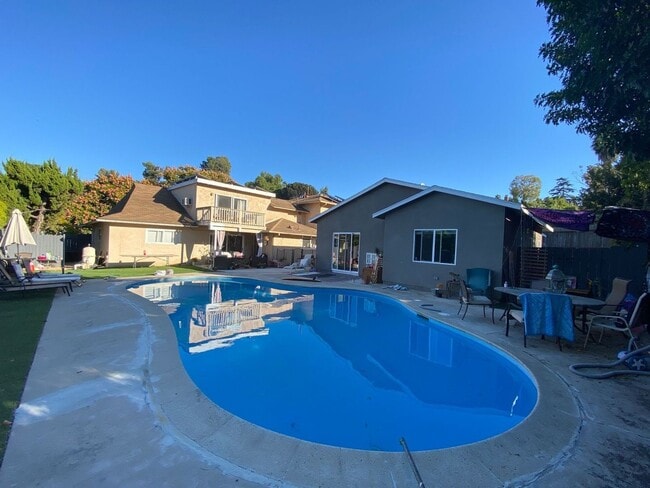 Building Photo - 4BD/2BA, POOL!! (Lease out, pending signat...