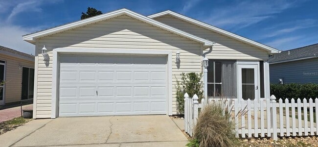 Building Photo - 2419 Southern Oak St