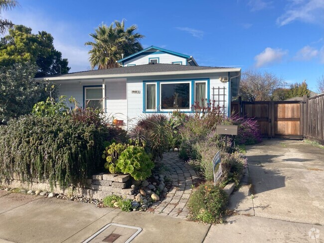 Building Photo - Charming 3-Bed, 2.5-Bath Seabright Gem Rental