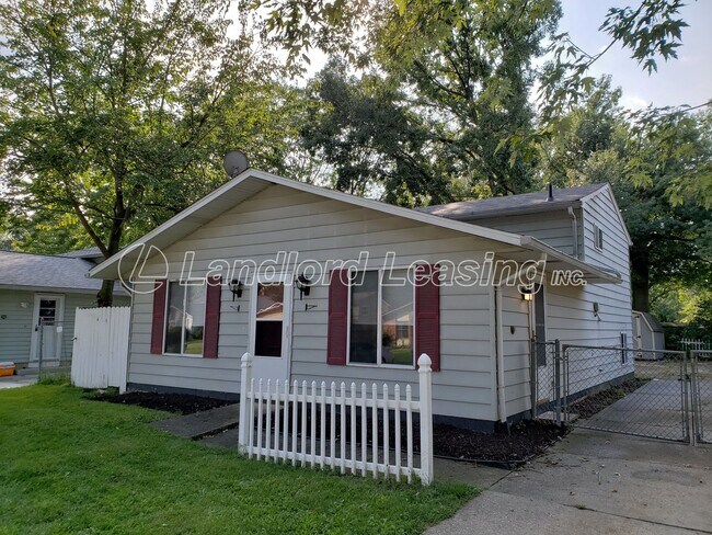 Building Photo - North Ridgeville Split Level with New Kitchen and Updates!