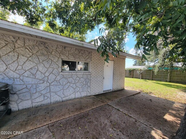 Building Photo - 2312 E 16th Ct