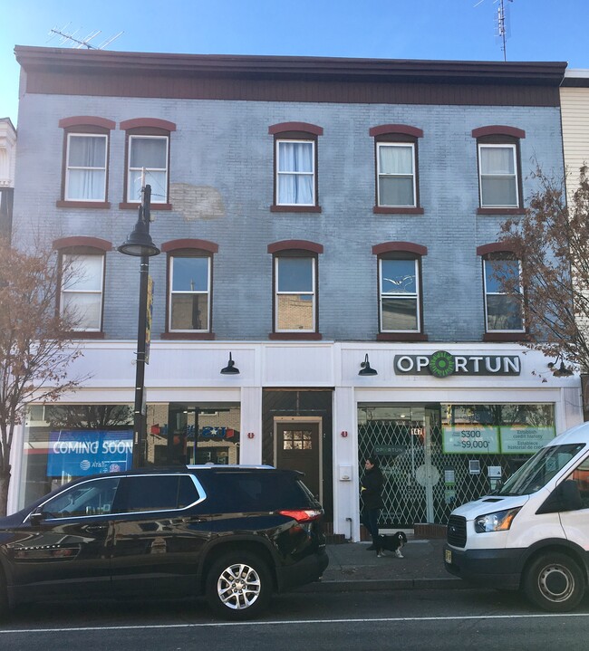 Building Photo - 147 Ferry St Unit 3 R Rental