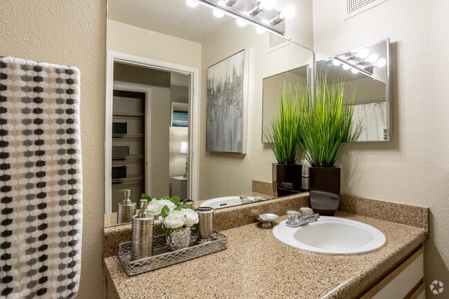 2BR, 2BA - 932SF