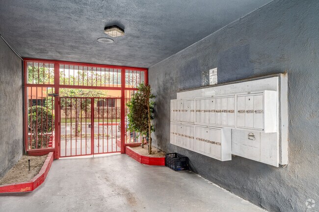 Entrance/Mail - Palmer Park Terrace