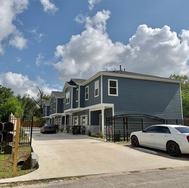Building Photo - 3533 Alderfer St Unit A