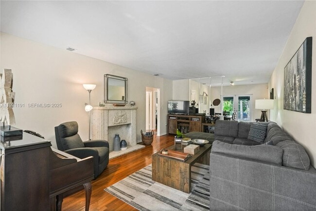 Photo - 924 El Rado St