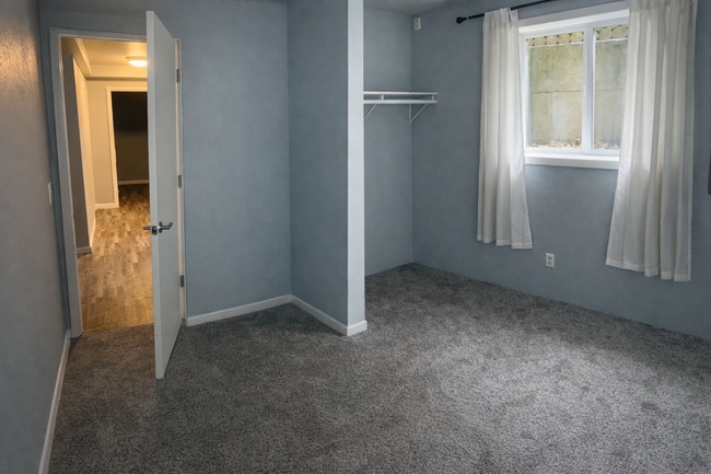 Photo - 2327 Lexington Ave Unidad daylit basement