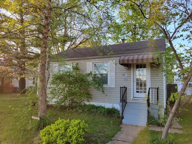 Photo - 6971 Lansdowne Ave