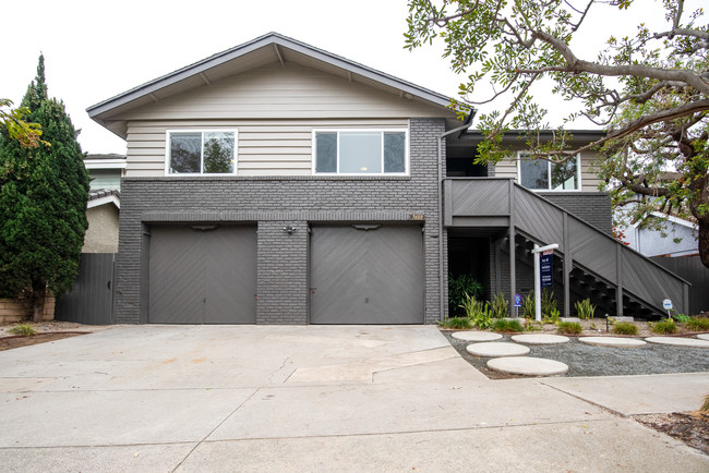 Front of House - 7608 W 83rd St House