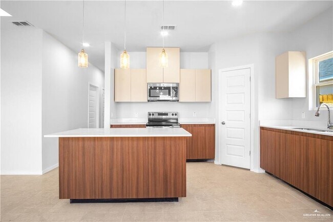 409 N Onyx Ave Unit 1