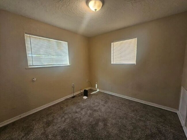 Photo - 1410 NW Ozmun Ave