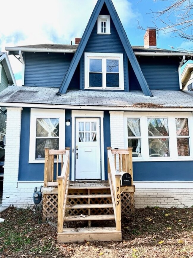 Adorable Luna Park Home - Adorable Luna Park Home