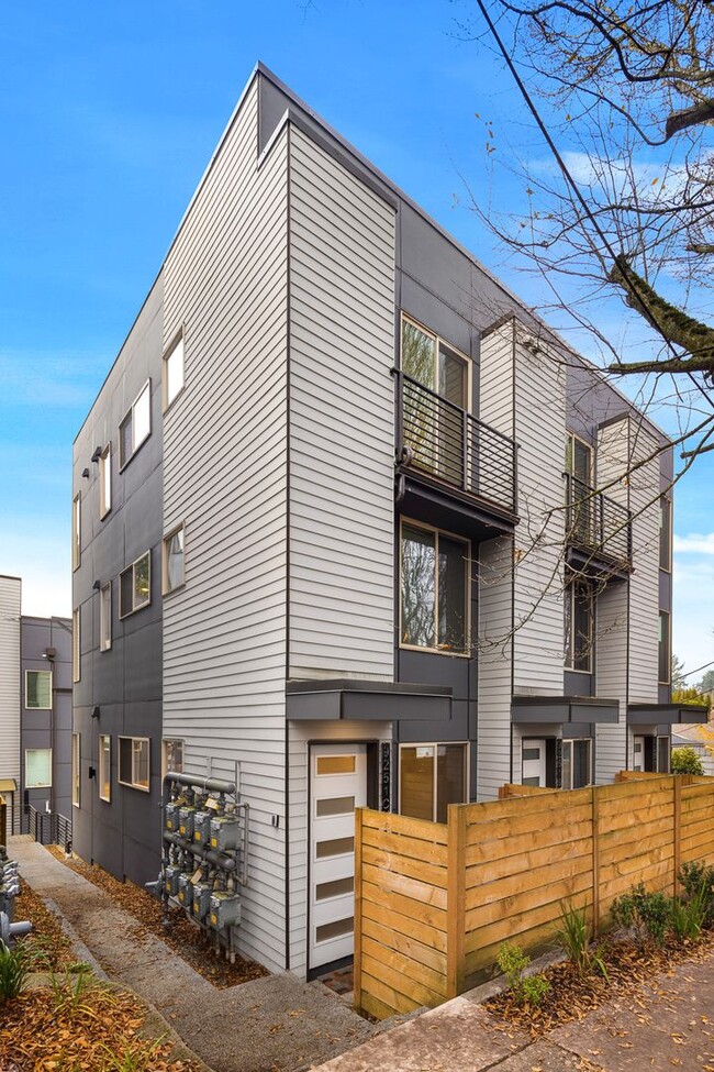 West Seattle Townhome - 2 Bedroom PLUS Den - West Seattle Townhome - 2 Bedroom PLUS Den Unidad C