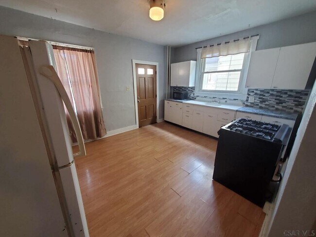 Photo - 195 D St