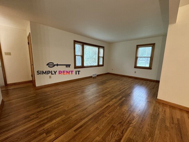 Photo - 4 Bedroom Near Campus with Hardwood Floors!