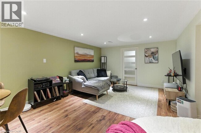 Photo - 90 Toby Crescent