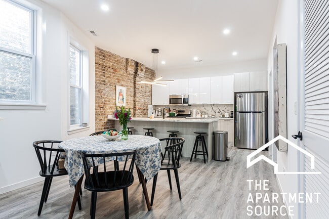 Building Photo - 2743 W Division St Unit 4F