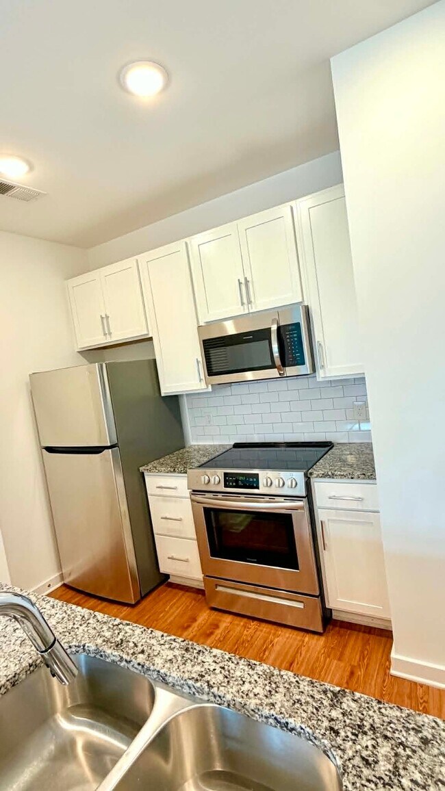 107 W 13th St Unit A