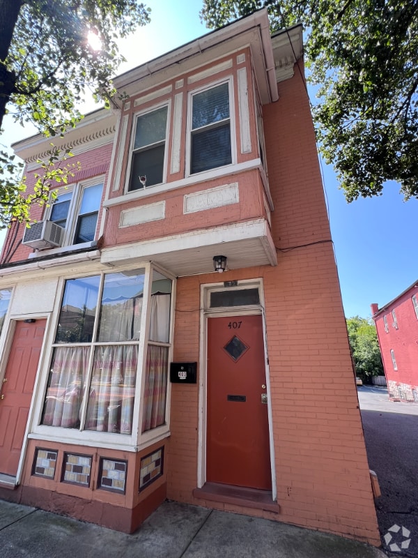 Building Photo - 407 W Race St Rental