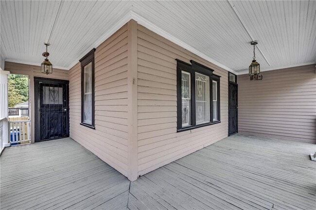 Photo - 660 Queen St SW