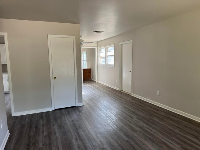 Photo - 4811 52nd St