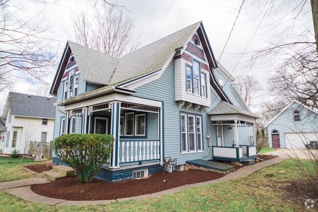 Building Photo - 3 bed 1.5 bath Downtown Valparaiso Home