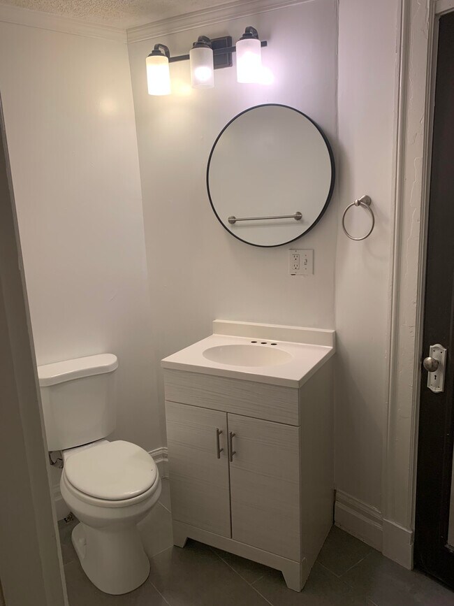Updated Master Bath - 505 Wallace Ave Unit 1