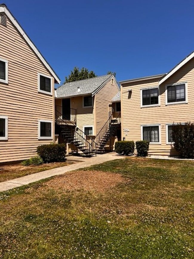 Building Photo - Showing on Wed. 8/13 & Fri. 8/15 @ 11am!*T... Unit N Rental