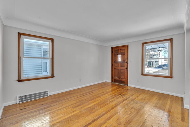 Photo - 11319 Tecumseh Ave