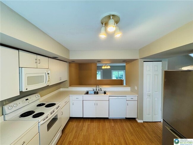 Photo - 102 Quaker Dr