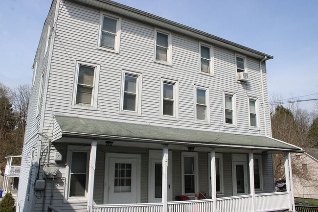 Building Photo - Spacious 2 Bedroom Apartment with Finished Loft