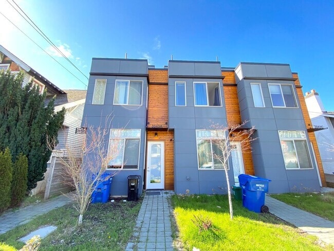 Building Photo - 2017-Built Modern Townhome in East Magnolia