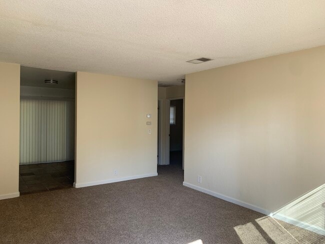 Building Photo - 514 N Locust St Rental