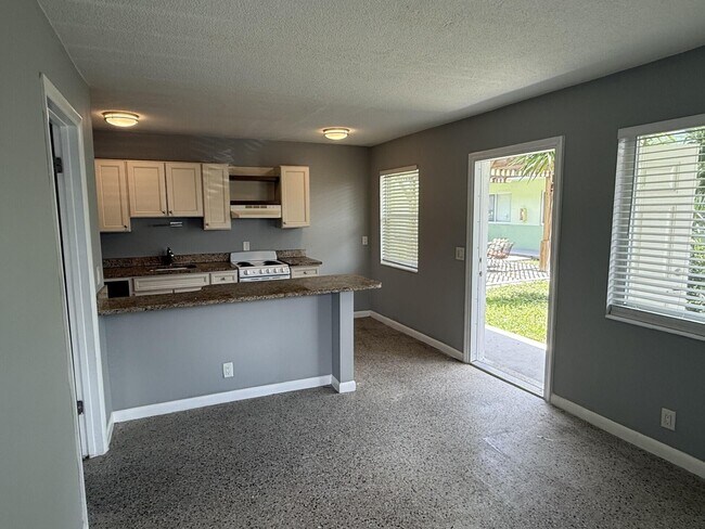 Photo - 1118 N H St Unit 14