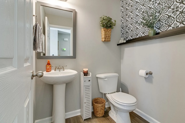 924 E Happy Hollow Dr