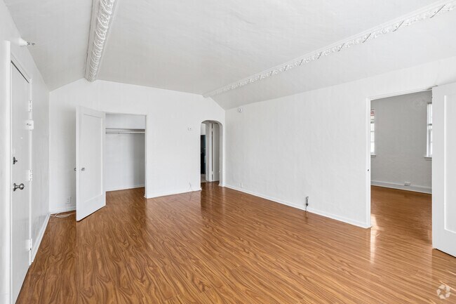 1BR, 1BA - 787SF - Living Room - 475 S. New Hampshire Ave.