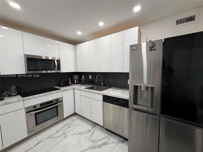400 Kings Point Dr Unit 218