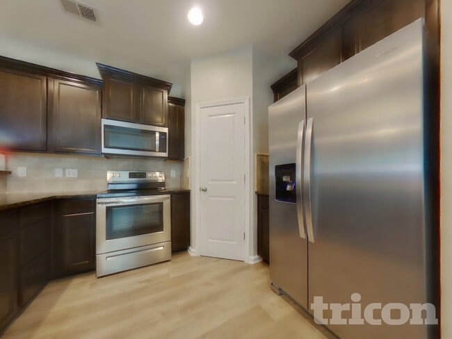 Photo - 209 Autumn Stroll Ct