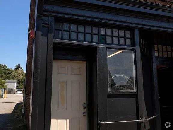 Building Photo - 594 Thames St Rental