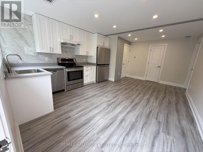 Photo - 382 Burnhamthorpe Rd