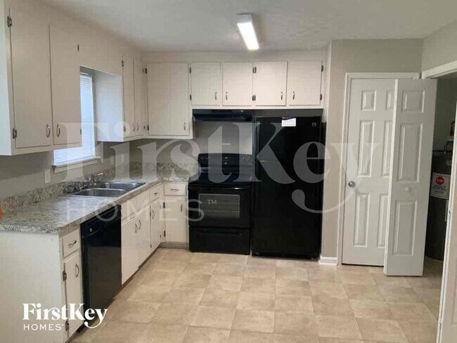 Photo - 990 Green Valley Dr NW