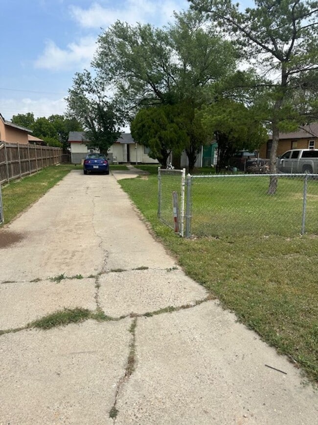 Charming 2 Bedroom, 1 Bath Home with Spaci... - Charming 2 Bedroom, 1 Bath Home with Spaci...