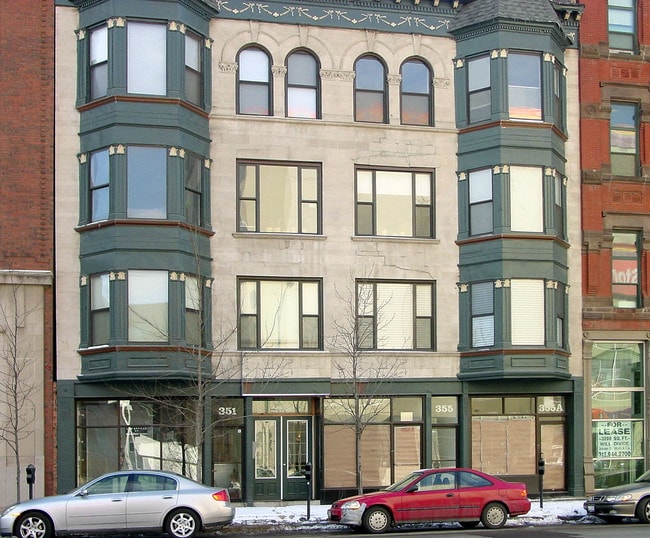 Business Locations -Unit#355A- 949sf floor plan - 351-355 W Chicago Ave