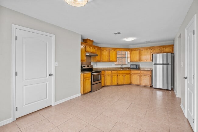 Photo - 1222 E 2nd St