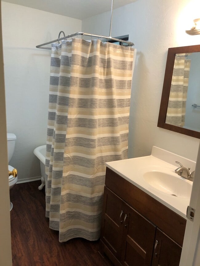 Baño - 411 W Dana St Unidad B