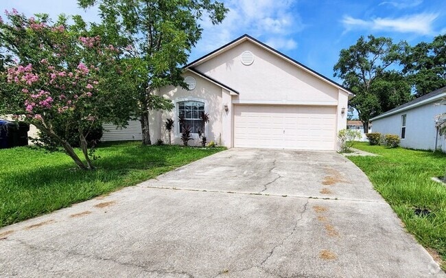 Building Photo - Welcome to this charming 3-bedroom, 2-bath... Rental