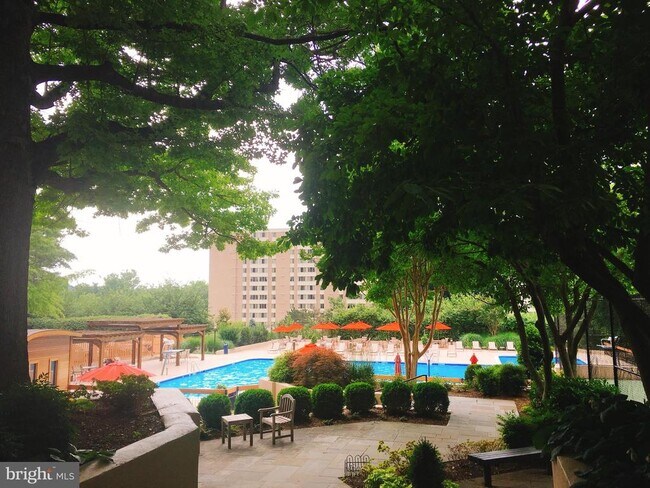 Building Photo - 5500 Holmes Run Pkwy Unit 1404 Rental