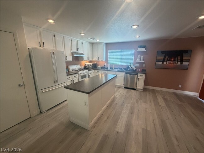 Photo - 569 Port Talbot Ave