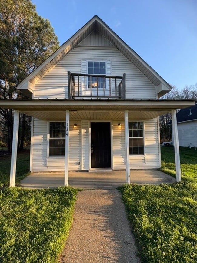 Building Photo - Renovated 3 Bedroom 2 Bath Home for Rent!