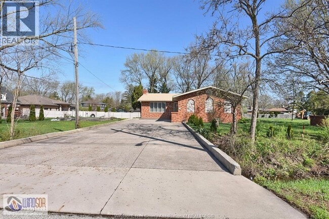 Photo - 600 Cousineau Rd